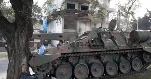 Después de desfilar, un tanque de guerra se quedó sin frenos y chocó contra un árbol